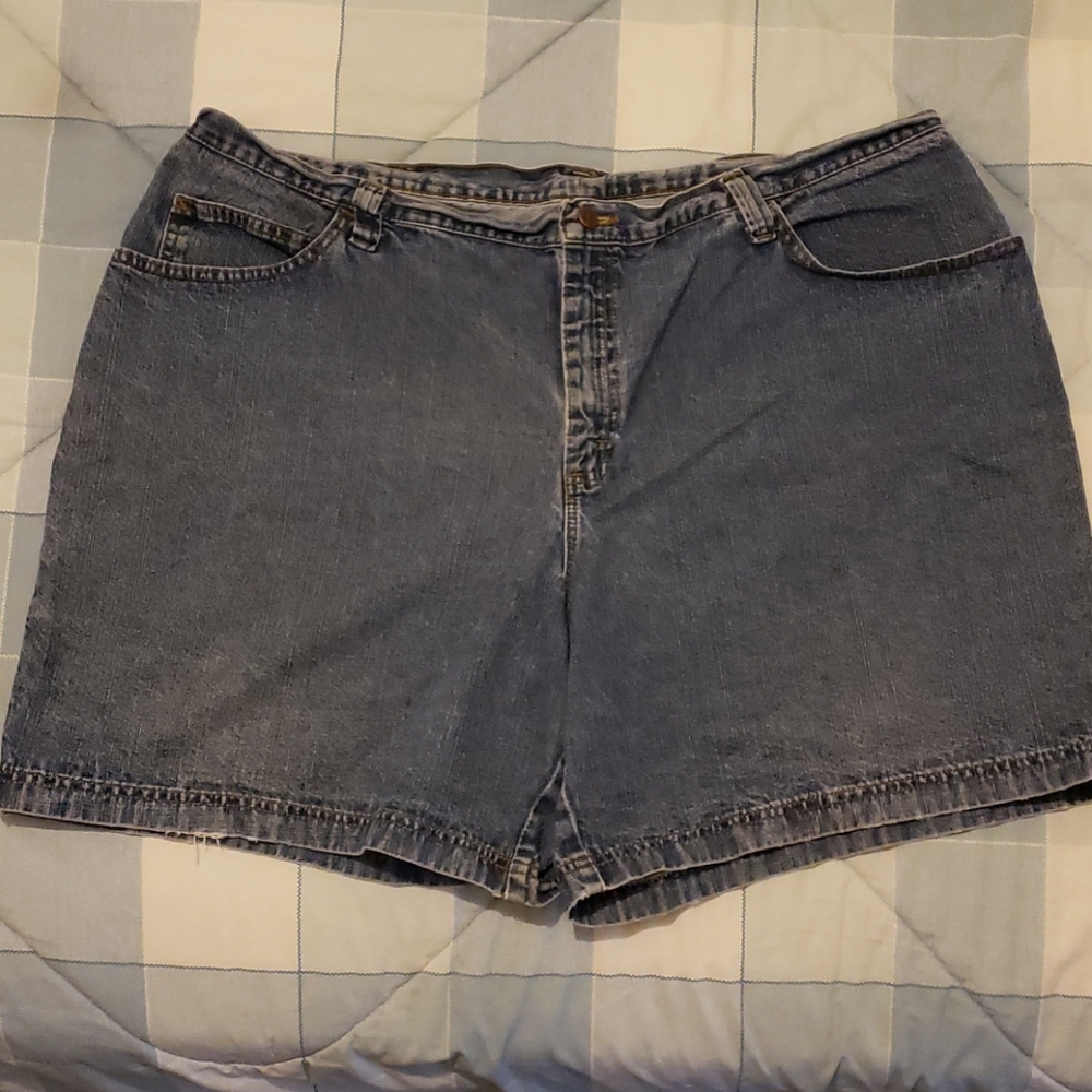 Ladie's shorts
